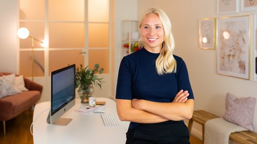 Caroline Preuss steht in einem gemütlich eingerichteten Büroraum