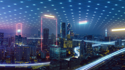 Futuristische Stadtansicht mit digitalen Elementen, die in den Himmel ragen.