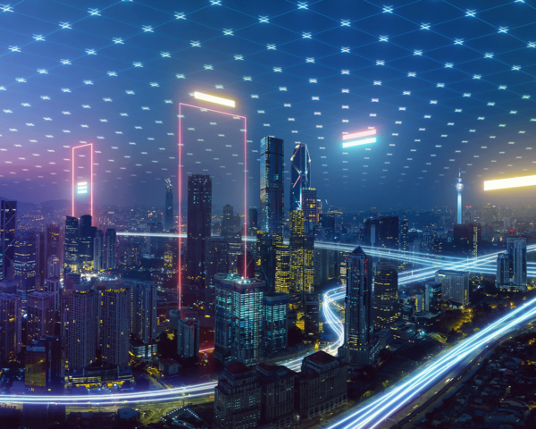 Futuristische Stadtansicht mit digitalen Elementen, die in den Himmel ragen.