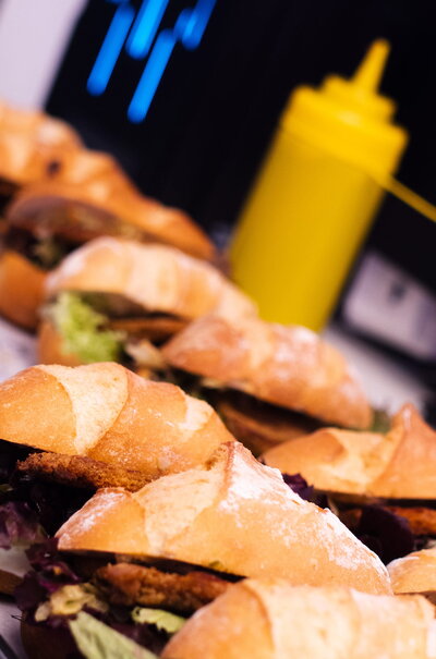 Fleischkäsebrötchen mit Salatbeilage dekorativ angerichtet - auch als vegane Alternative!