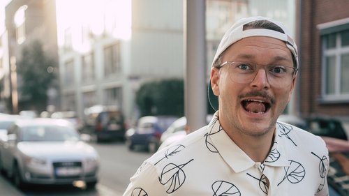 Foto von Jannis Johannmeier draußen mit gemustertem Hemd, lächelnd 