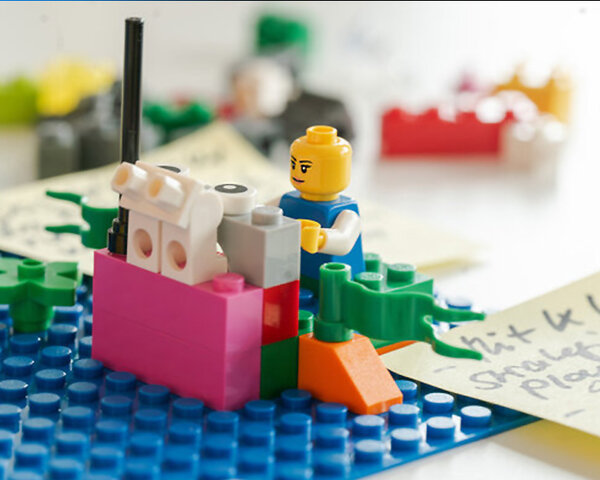 Lego live erleben, Foto eines abstrakten Lego Modells mit einem beschriebenen Post-it