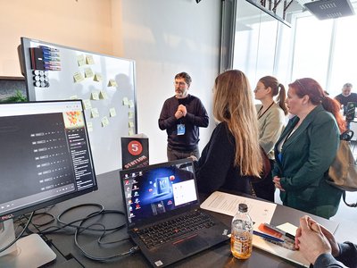 Teilnehmer bei der KI-Expedition an Station 5 im Gespräch.