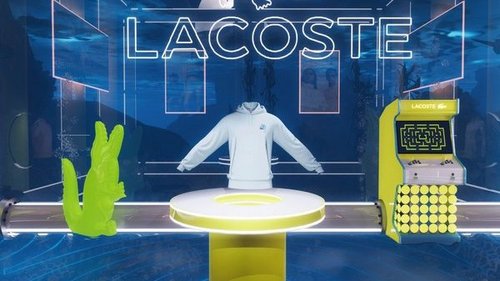 Lacoste-Showroom mit beleuchtetem Logo, weißem Hoodie, grünem Krokodil-Dekor und gelber Arcade-Spielmaschine in futuristischer Umgebung.
