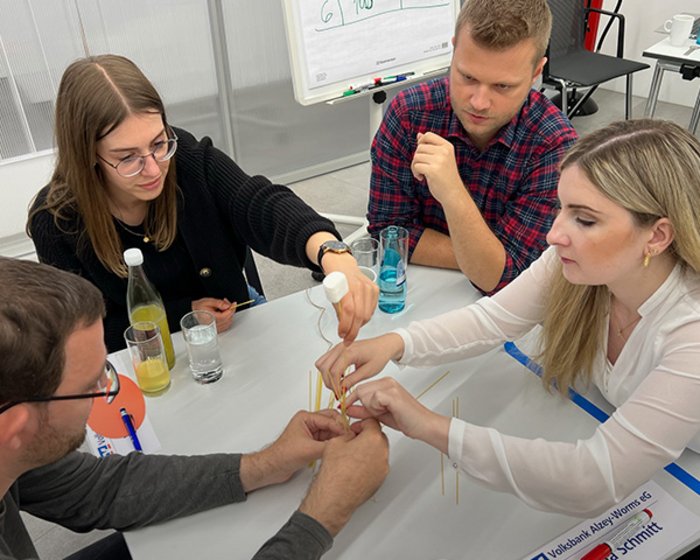 Die Marshmallow-Challenge, 4 Personen bauen einen Turm mit Spaghetti, Faden und Klebeband