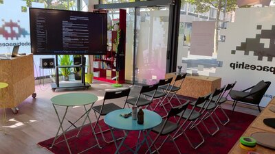 Workshopraum robotspaceship mit großem Monitor bestuhlt